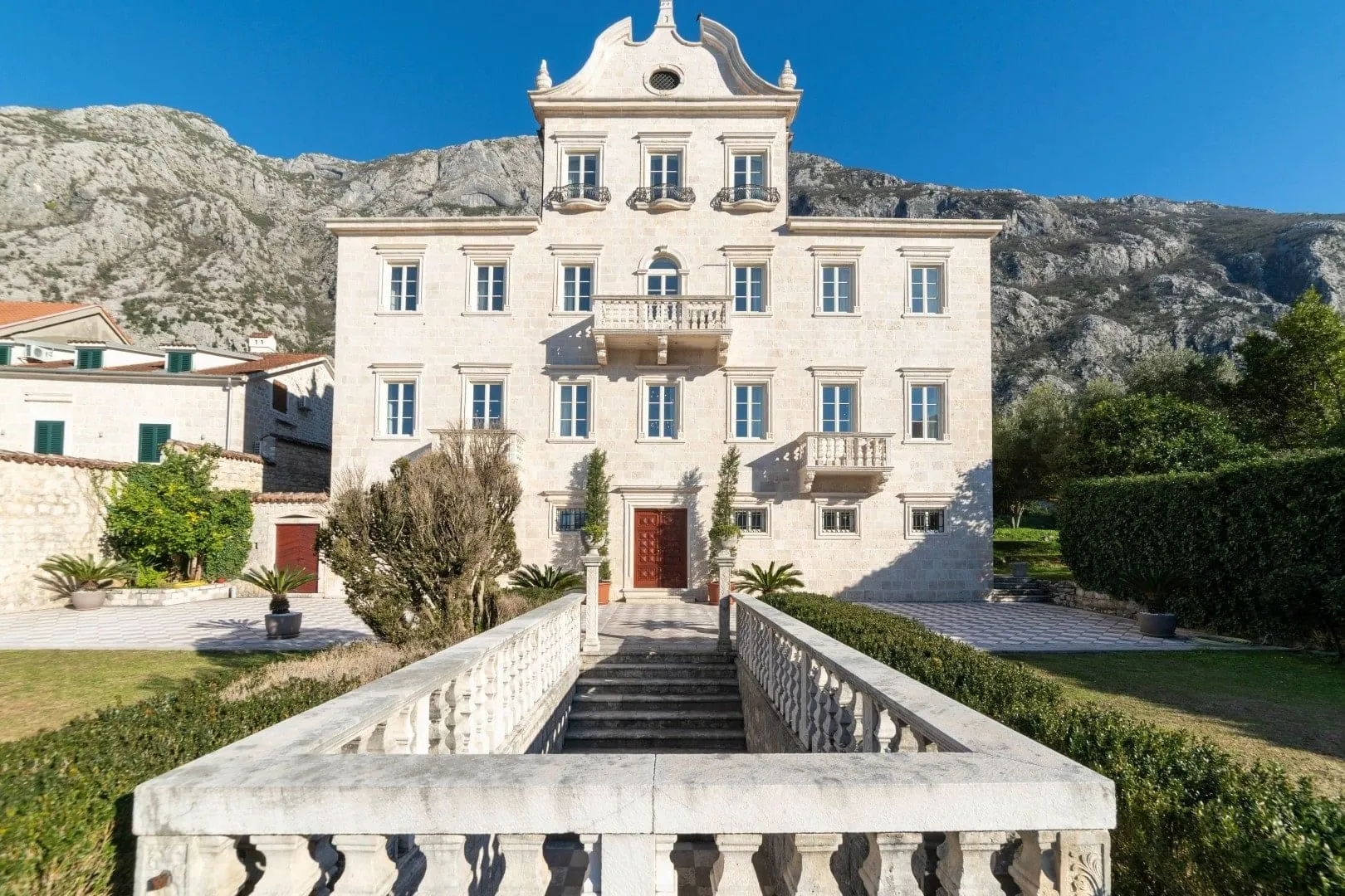 Sale, house, 1100m², Dobrota, Kotor