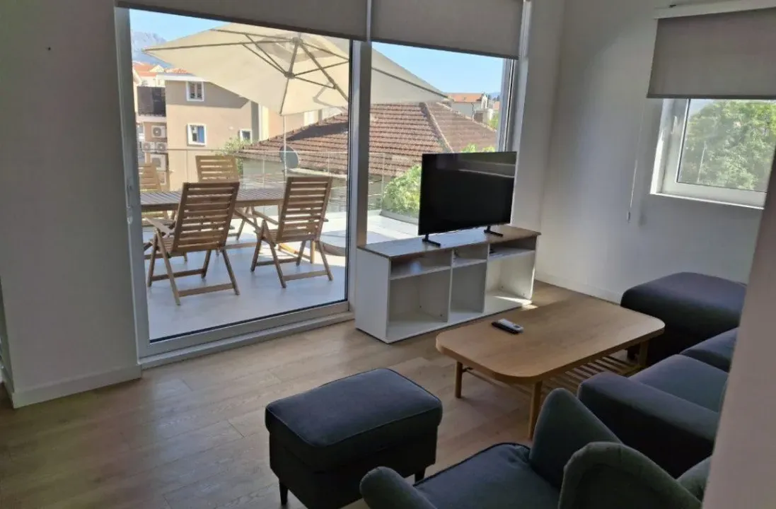 Izdavanje, dvosoban stan, 86m², Centar, Tivat