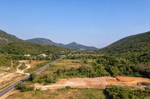 Pogled na okolne zelene brežuljke i prirodu sa lokacije. - image 4