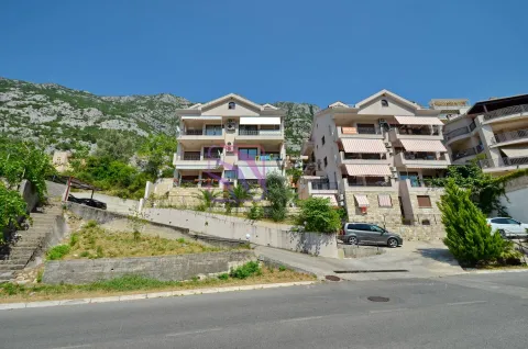 Spoljašnji izgled višestambene zgrade sa terasama i parkingom ispred. - image 2