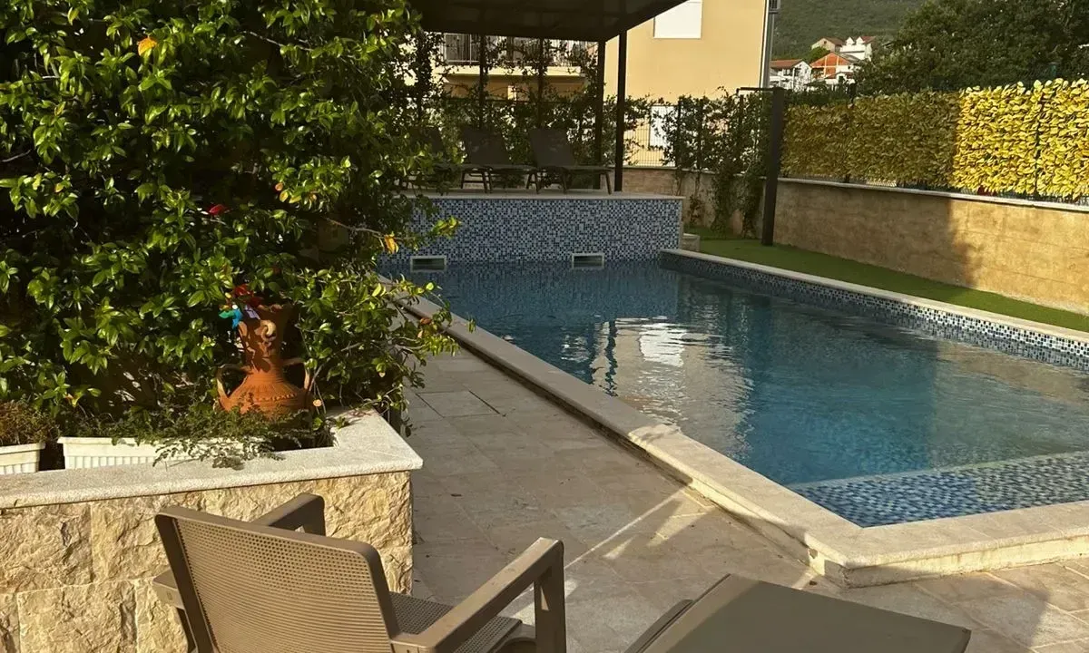 Izdavanje, kuća, 220m², Tivat, Crna Gora