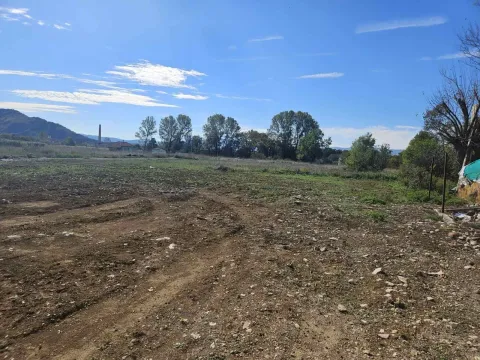 Prostran građevinski plac pod vedrim nebom. - image 3