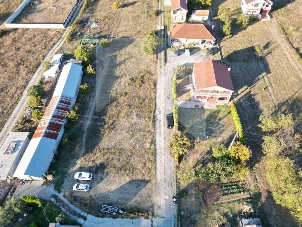 Pogled iz vazduha na plac sa kućom i pomoćnim objektima.