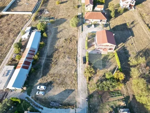 Pogled iz vazduha na plac sa kućom i pomoćnim objektima. - image 4
