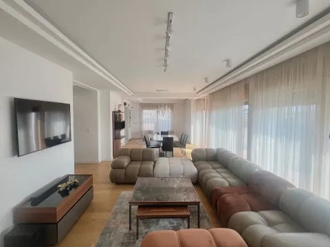 Izdavanje, četvorosoban stan, 237m², Vračar Hram, Vračar Sve Podlokacije - image 17