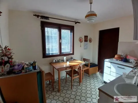 Manja kuhinja sa trpezarijskim stolom i stolicama pored prozora. - image 3