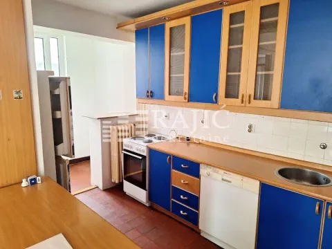 Kuhinja sa plavim elementima i drvenom radnom površinom. - image 15