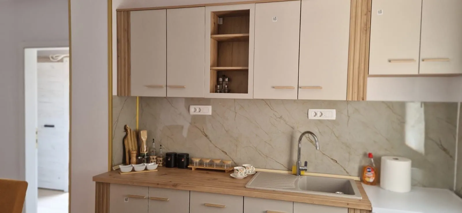 Izdavanje, dvosoban stan, 115m², Škaljari, Kotor