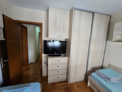 Izdavanje, dvosoban stan, 70m², Stari Aerodrom, Podgorica - image 8