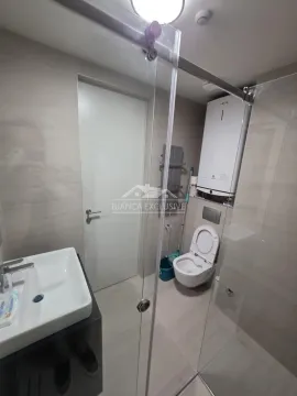 Manje kupatilo sa tuš kabinom, umivaonikom i wc šoljom. - image 11