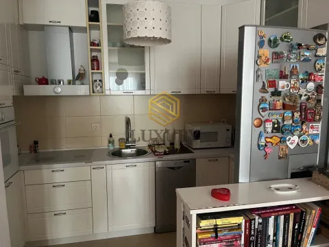 Svjetla kuhinja sa bijelim elementima, sudoperom i ugradnim uređajima. - image 3