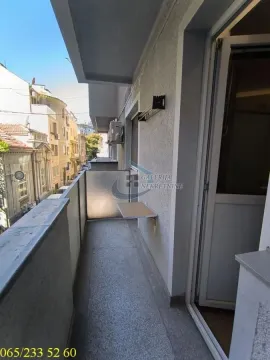 Dugi balkon sa pogledom na ulicu i okolne zgrade. - image 8