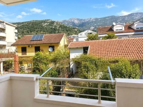 Pogled sa terase na okolne kuće i planine u pozadini. - image 3