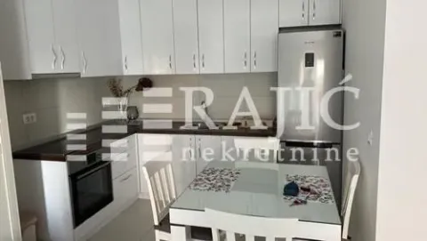 Kuhinja sa trpezarijom i belim elementima. - image 3