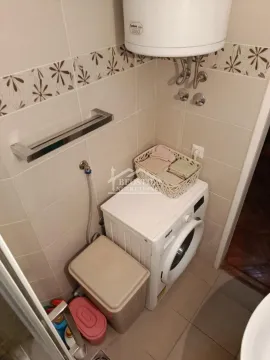 Manje kupatilo sa veš mašinom i bojlerom. - image 10
