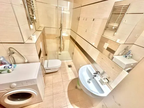Kupatilo opremljeno tuš kabinom, umivaonikom, wc šoljom i veš mašinom. - image 8