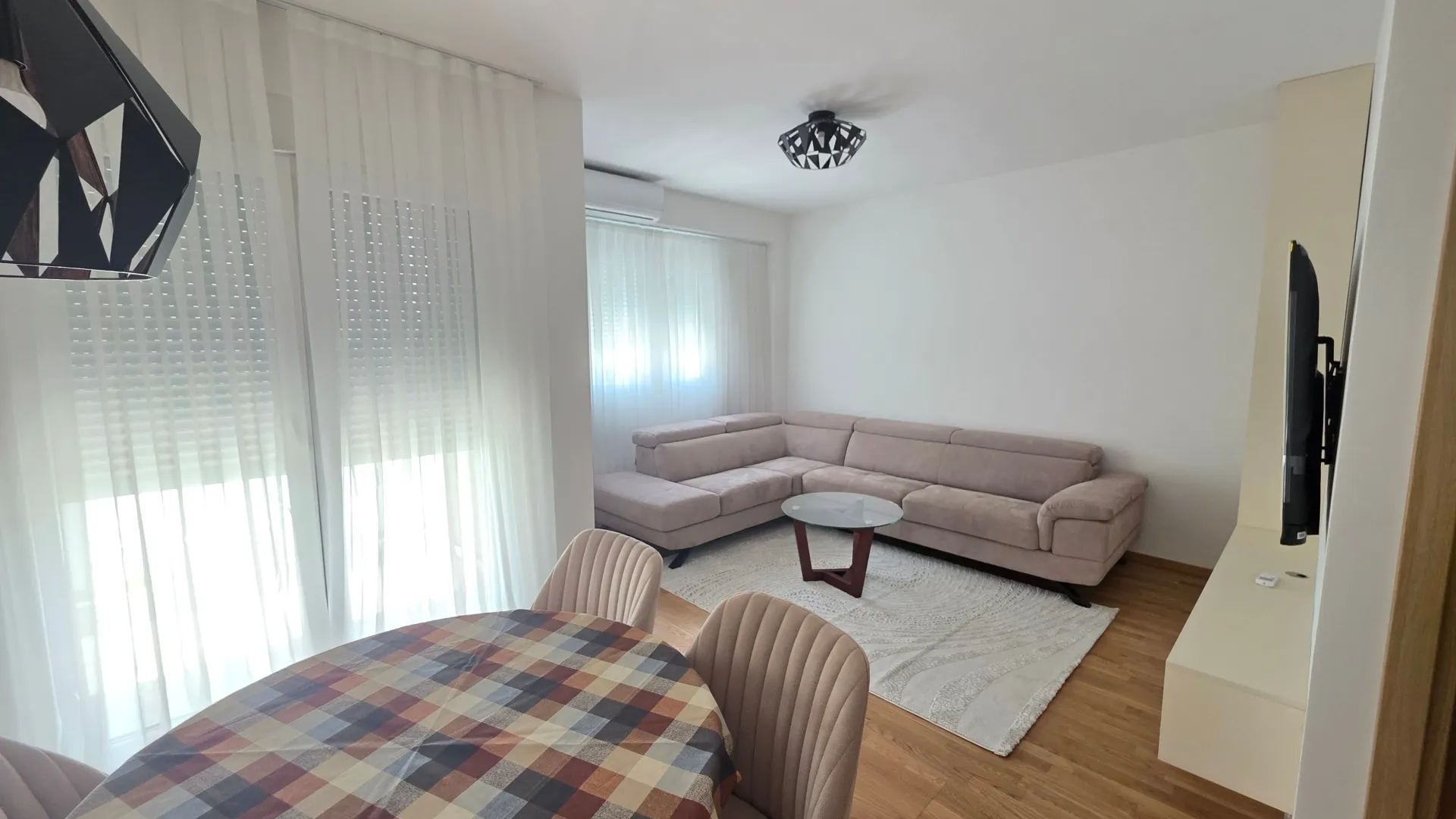 Izdavanje, dvosoban stan, 65m², Pobrežje, Podgorica