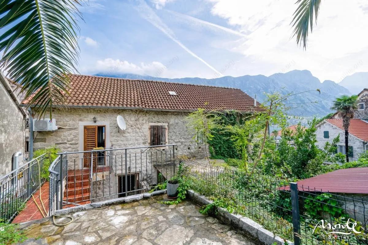Sale, three bedroom apartment, 80m², Prčanj, Kotor