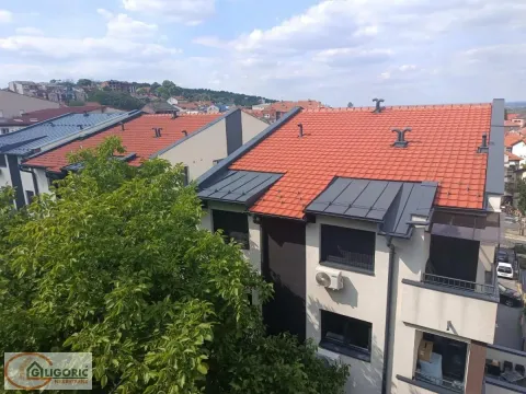 Pogled sa terase na krovove zgrada i okolno naselje. - image 14