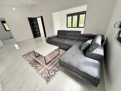 Izdavanje, trosoban stan, 85m2, Polje, Bar