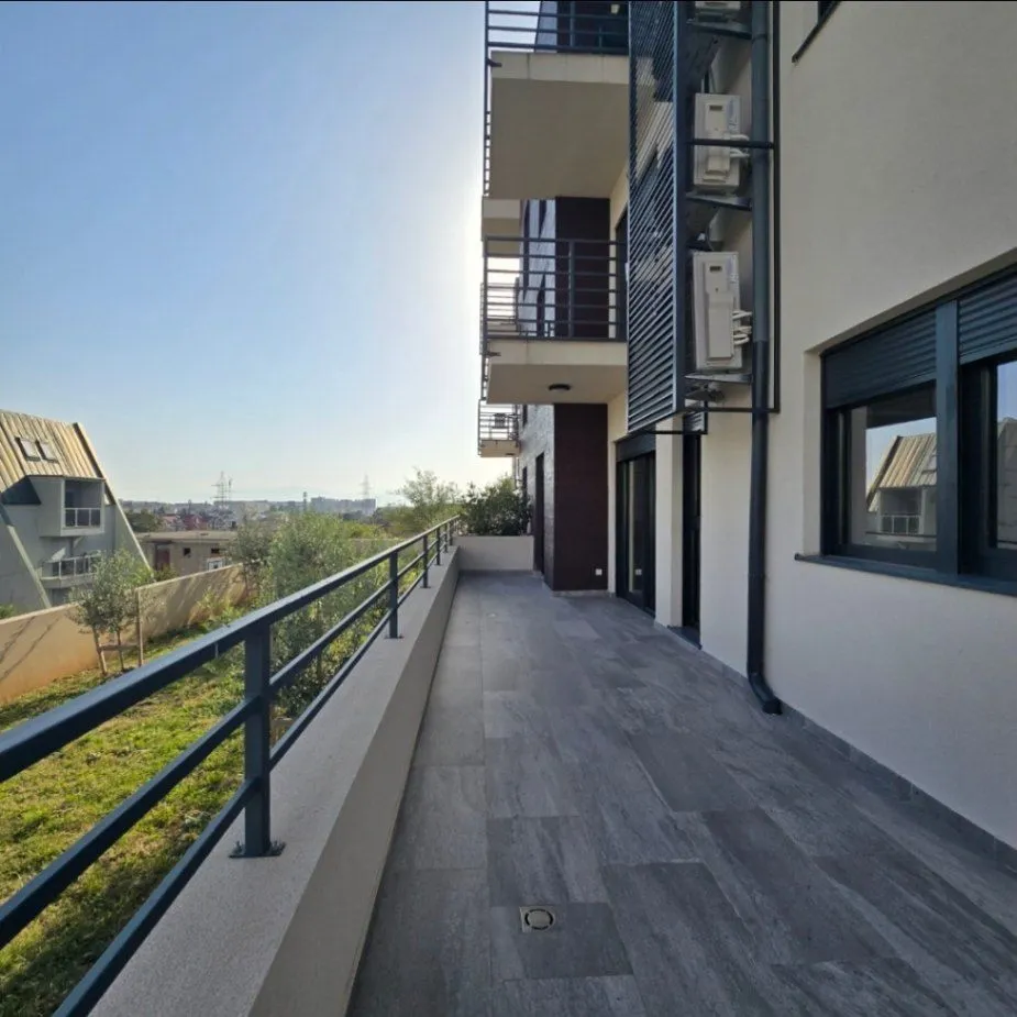 Izdavanje, dvosoban stan, 80m², Gorica C, Podgorica