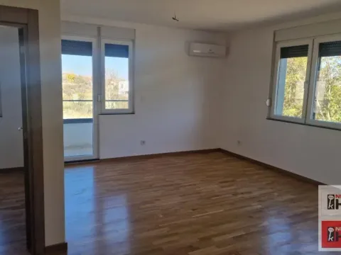 Prodaja, trosoban stan, 70m², Alibegovac, Petrovaradin