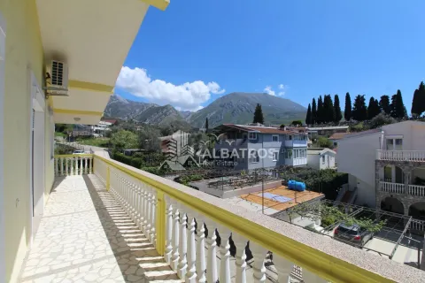 Dugačak balkon sa pogledom na naselje i okolne planine. - image 15