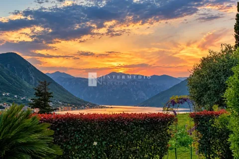 Pogled na zaliv i planine u sumrak. - image 6