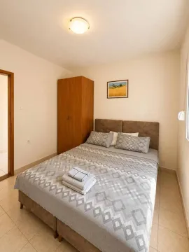 Namještena spavaća soba sa bračnim krevetom i garderoberom. - image 5