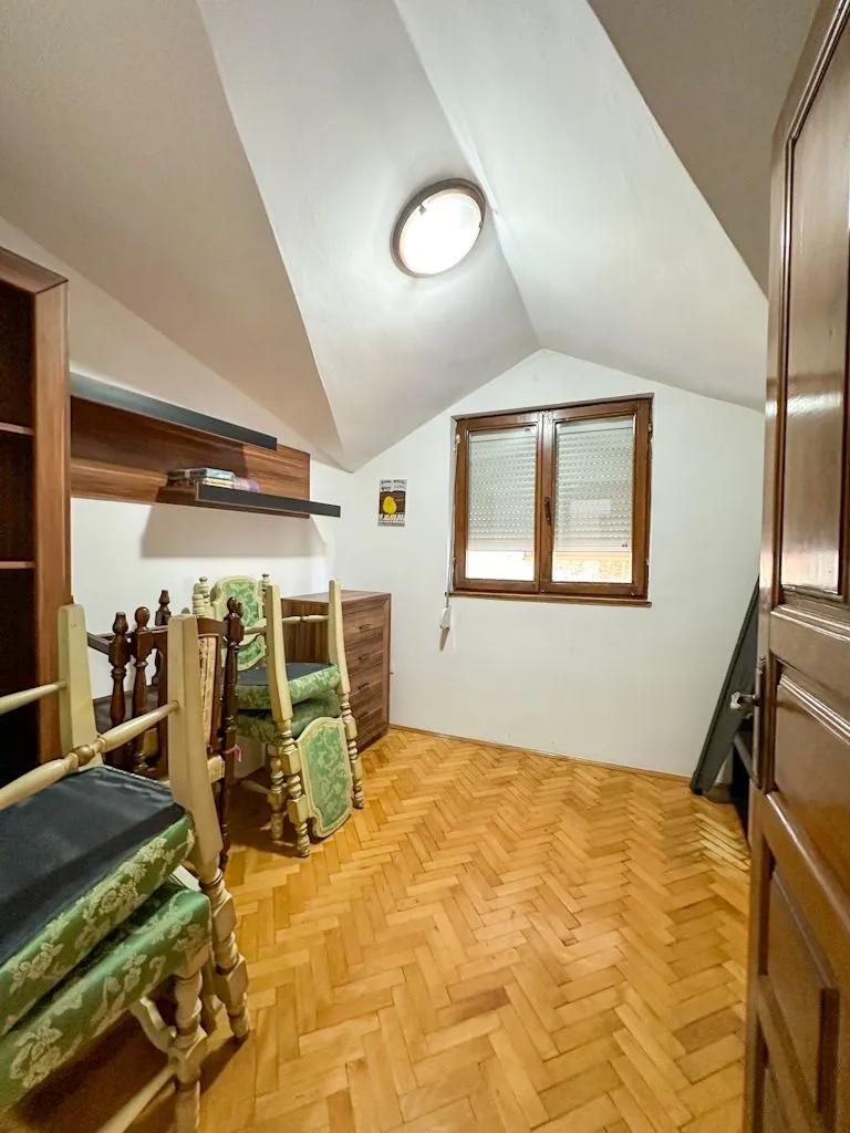 Izdavanje, kuća, 220m², Stari Aerodrom, Podgorica