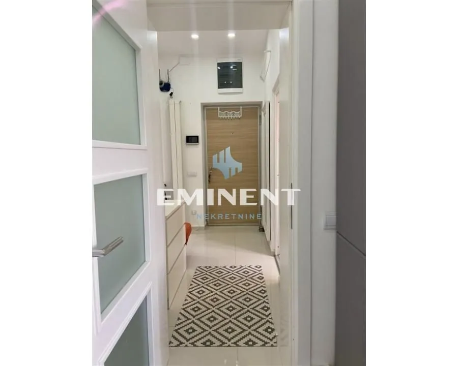 Izdavanje, dvosoban stan, 52m², Senjak, Beograd