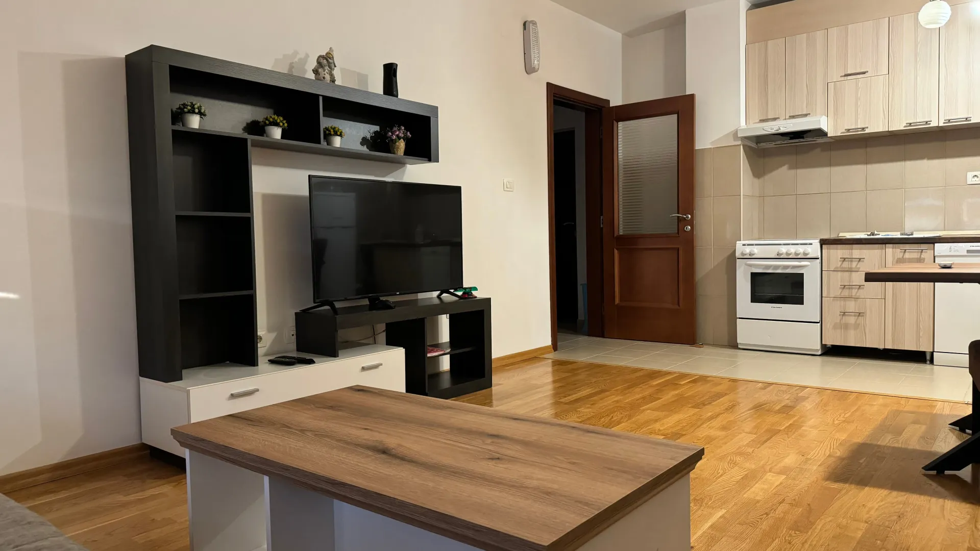 Izdavanje, dvosoban stan, 65m², Centar, Nikšić