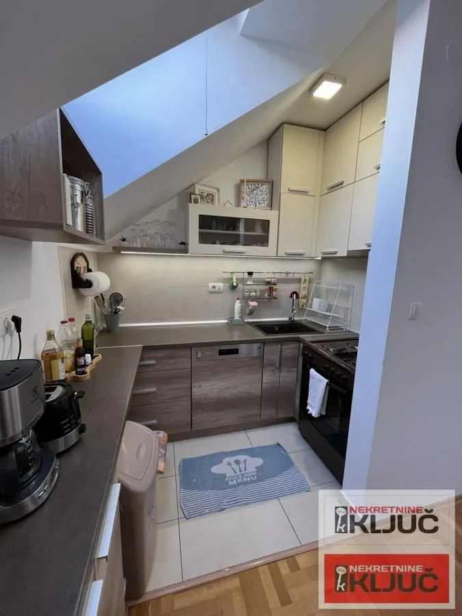 Prodaja, četvorosoban stan, 77m², Bulevar patrijarha Pavla, Novi Sad Sve Podlokacije