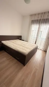 Spavaća soba sa bračnim krevetom i prozorom sa svijetlim zavjesama. - image 5