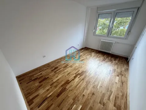 Prazna soba sa parketom i prozorom. - image 8