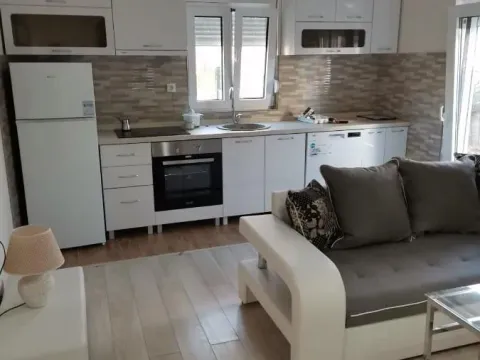 Izdavanje, kuća, 40m², Stari Aerodrom, Podgorica - image 3