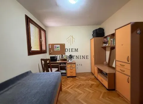 Namještena spavaća soba sa krevetom, radnim stolom i ormarima. - image 6