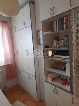 Manja spavaća soba sa ugradnim plakarom i policama za knjige. - image 11