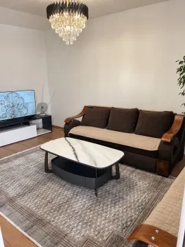 Dnevna soba sa garniturom, stočićem i televizorom. - image 2