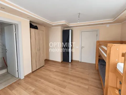 Dečja spavaća soba sa krevetom na sprat i ormanom. - image 16