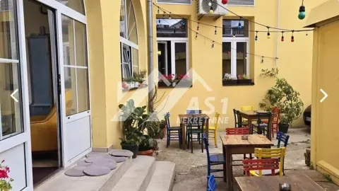 Pogled na spoljašnji dio objekta sa stolovima i stolicama. - image 8