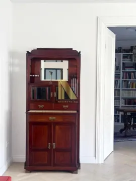 Starinski drveni ormar uz beli zid i pogled na biblioteku. - image 7
