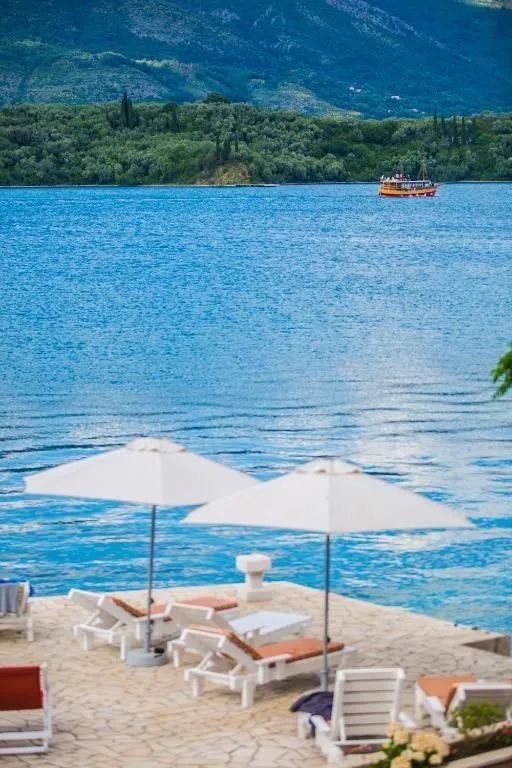 Prelijep pogled na more sa privatne plaže sa ležaljkama i suncobranima.