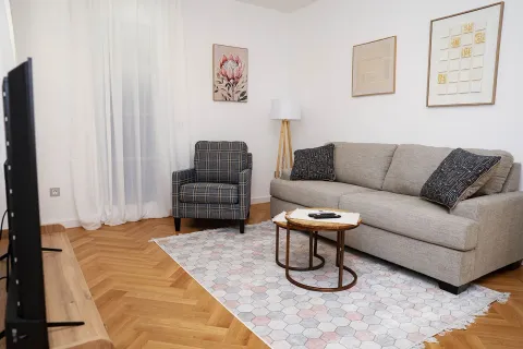 Dnevna soba sa garniturom, foteljom, stočićem i televizorom. - image 11