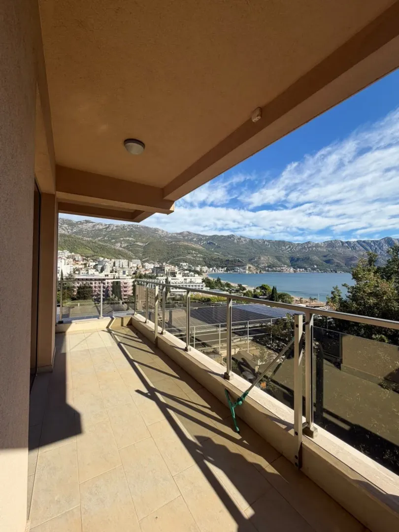 Spacious covered terrace with a view of the sea and the city.