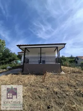 Pogled na spoljašnjost kuće sa natkrivenom terasom i dvorištem. - image 2