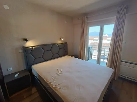 Spavaća soba sa bračnim krevetom i izlazom na terasu. - image 10
