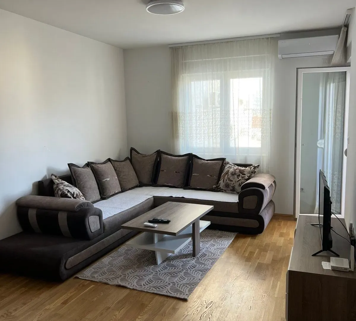 Izdavanje, jednosoban stan, 52m², Stari Aerodrom, Podgorica