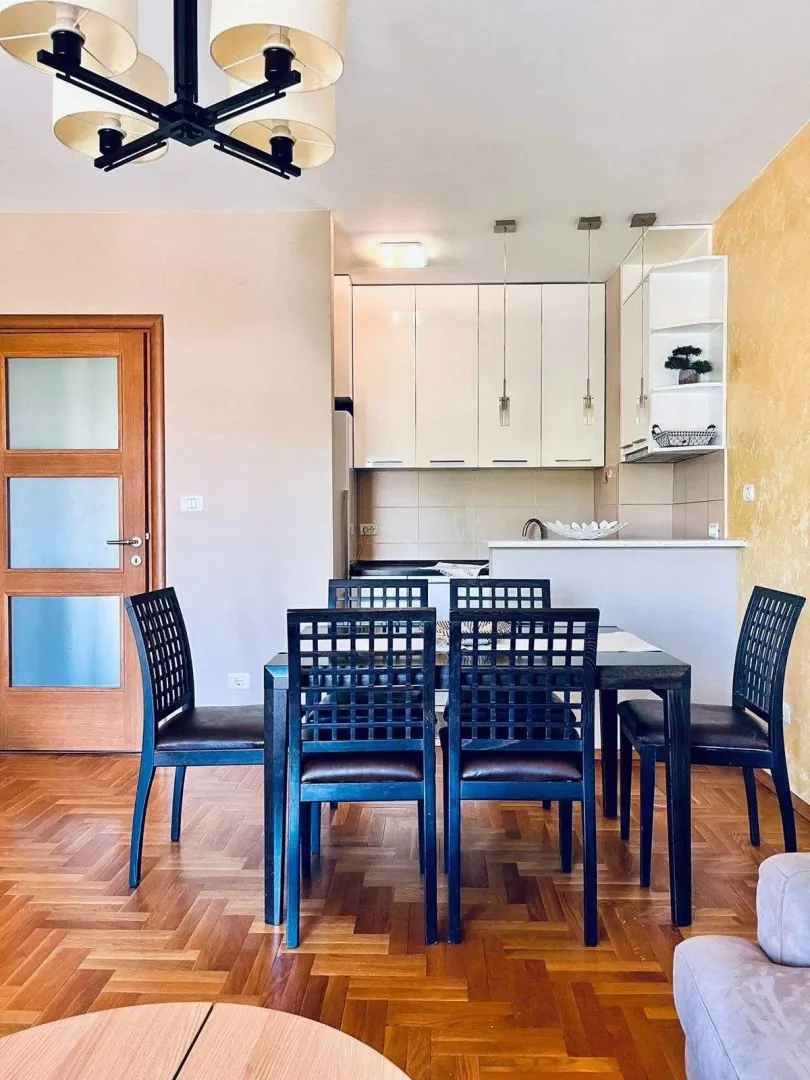 Izdavanje, dvosoban stan, 70m², Pobrežje, Podgorica