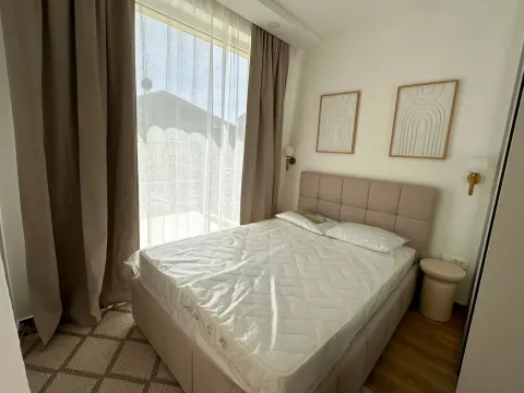 Svjetla i uredna spavaća soba sa bračnim krevetom i velikim prozorom. - image 14